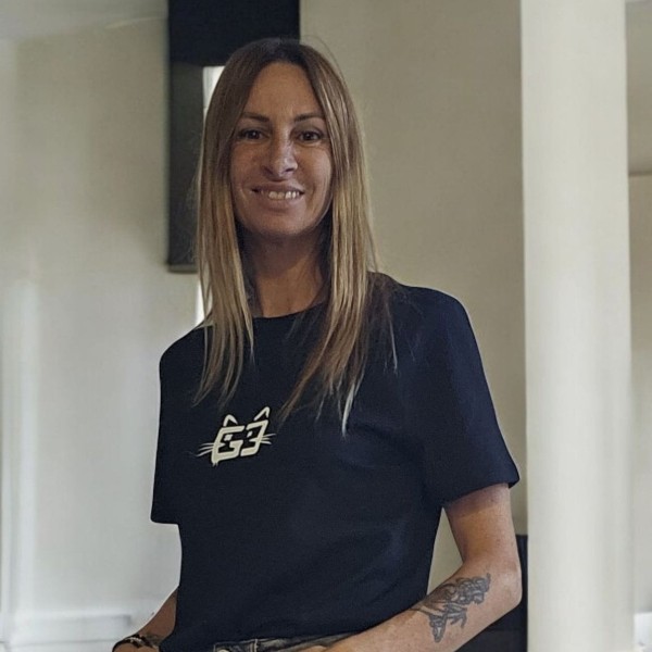 Camiseta chica “No te fíes del reflejo” – Edición Gatos de Calle