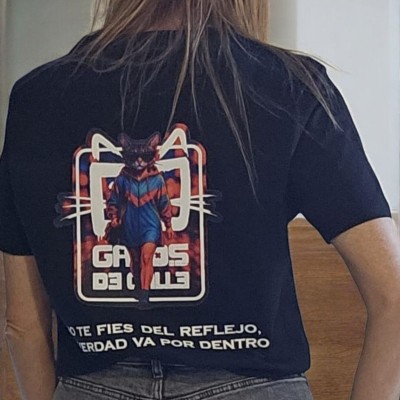 Camiseta chica “No te fíes del reflejo” – Edición Gatos de Calle
