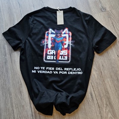 Camiseta chica “No te fíes del reflejo” – Edición Gatos de Calle